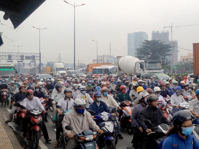 Tài xế buồn ngủ, xe bồn đâm dải phân cách - ảnh 2